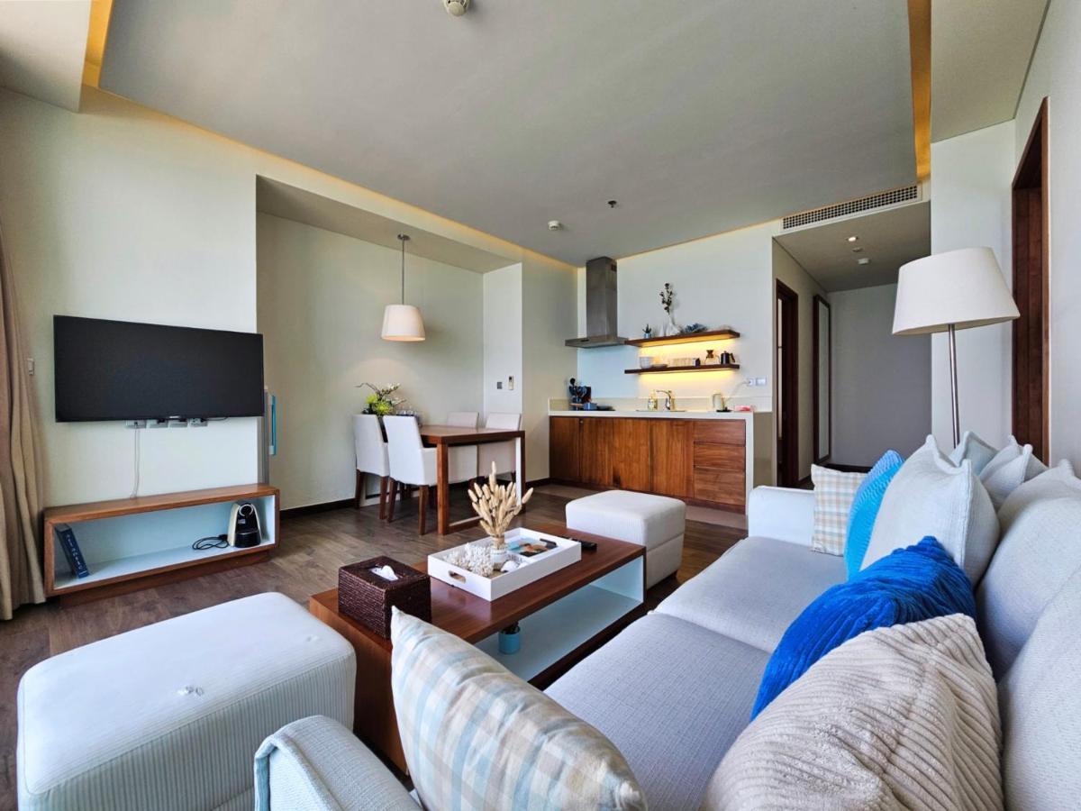 Stunning Apartments Across My Khe Beach ! Rooftop Pool & Gym Danang Exterior photo