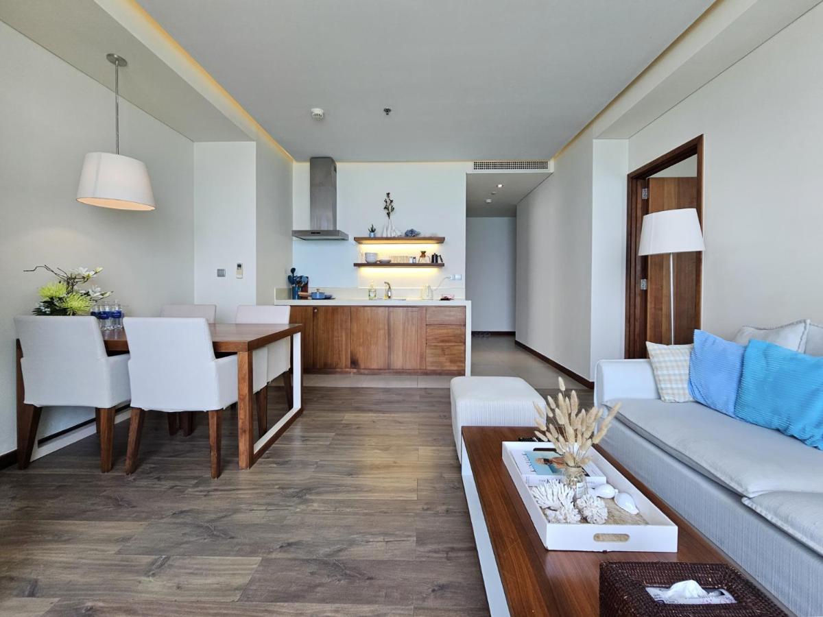 Stunning Apartments Across My Khe Beach ! Rooftop Pool & Gym Danang Exterior photo