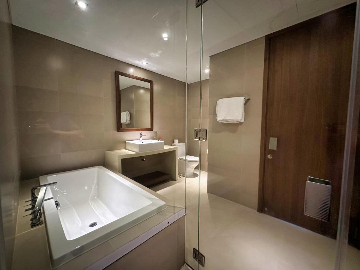 Stunning Apartments Across My Khe Beach ! Rooftop Pool & Gym Danang Exterior photo