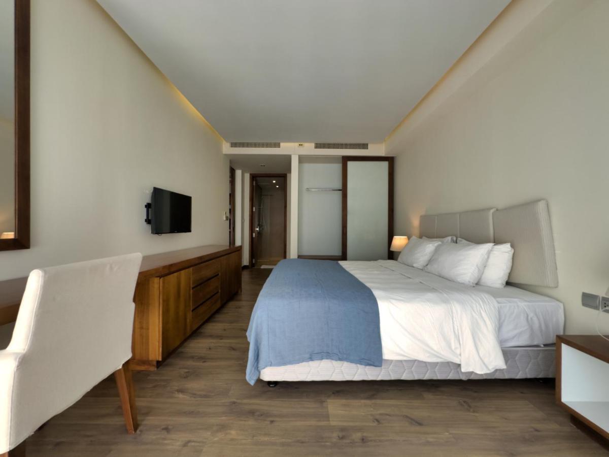 Stunning Apartments Across My Khe Beach ! Rooftop Pool & Gym Danang Exterior photo