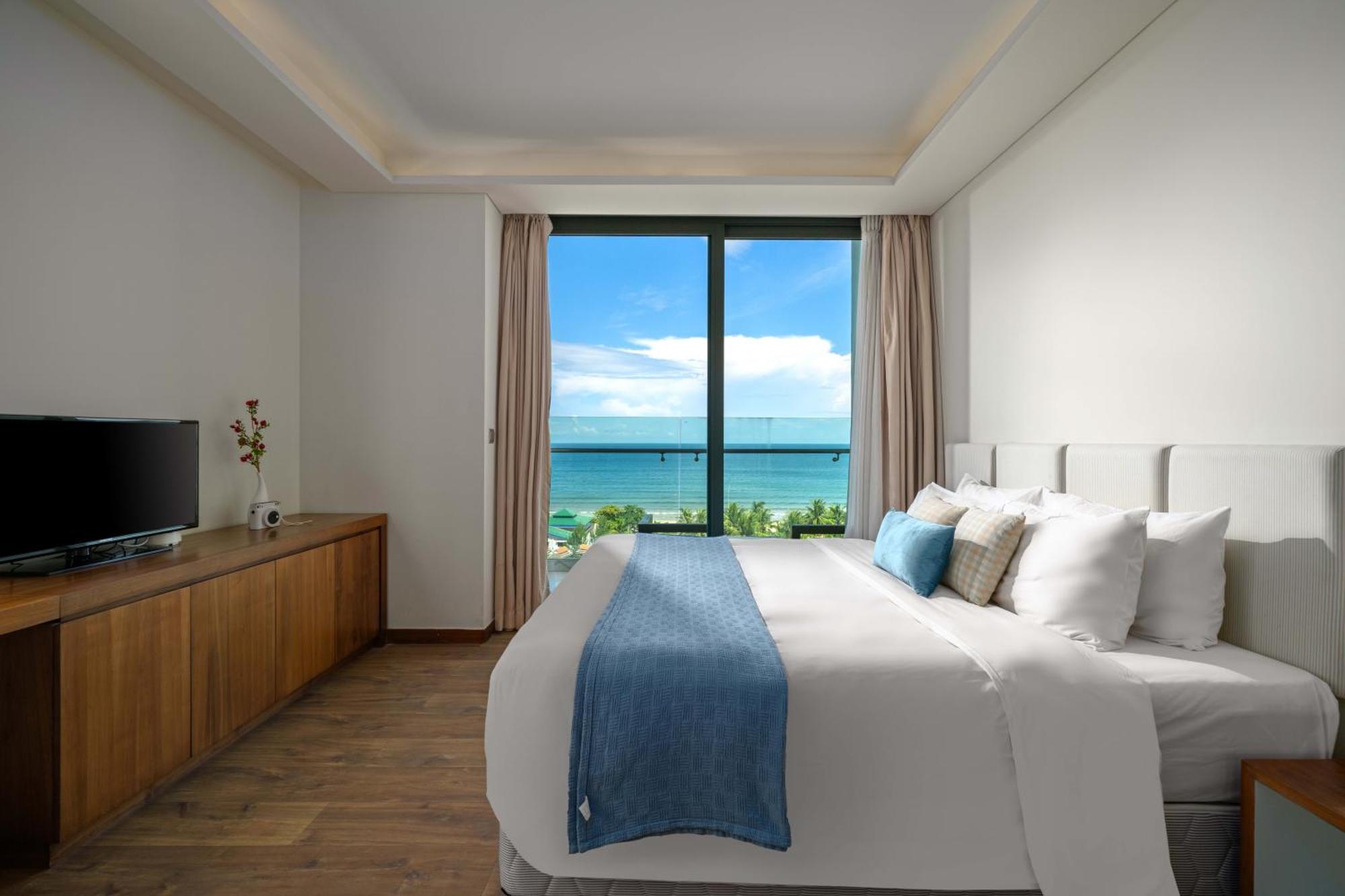 Stunning Apartments Across My Khe Beach ! Rooftop Pool & Gym Danang Exterior photo
