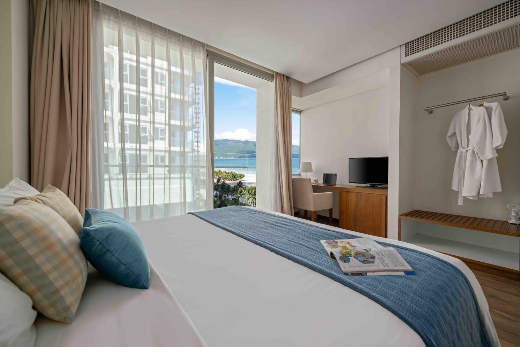 Stunning Apartments Across My Khe Beach ! Rooftop Pool & Gym Danang Exterior photo