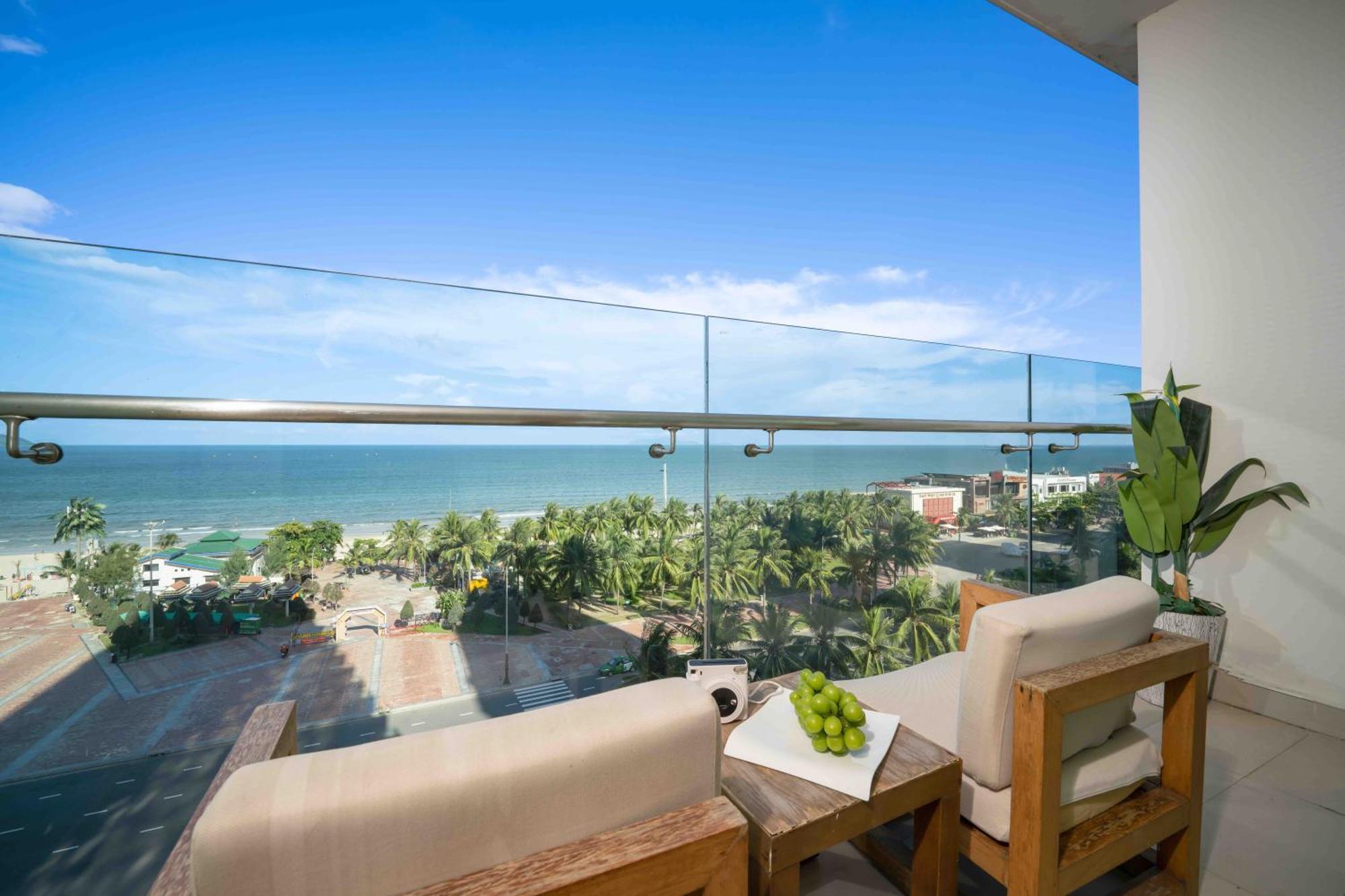 Stunning Apartments Across My Khe Beach ! Rooftop Pool & Gym Danang Exterior photo