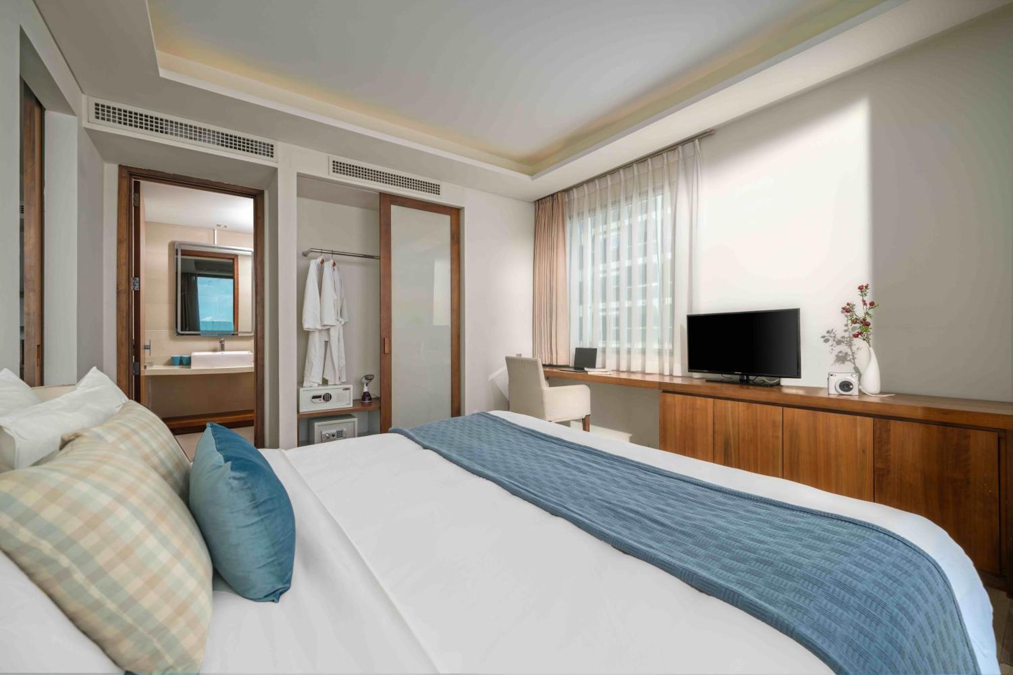 Stunning Apartments Across My Khe Beach ! Rooftop Pool & Gym Danang Exterior photo