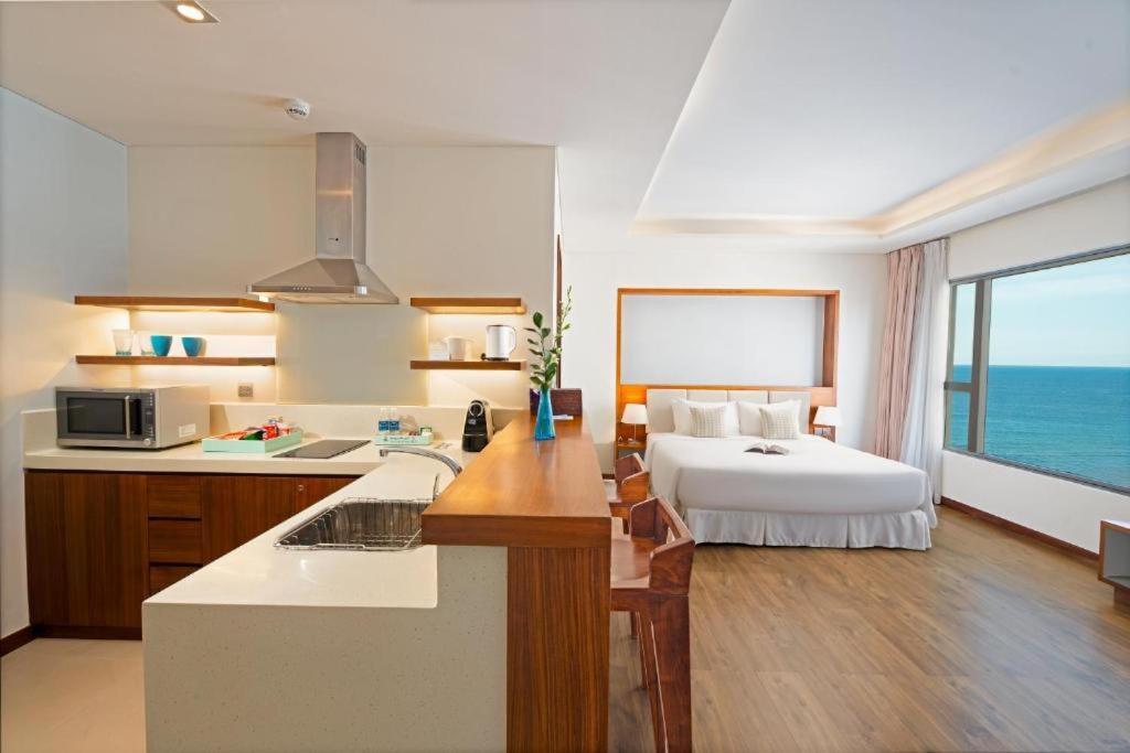 Stunning Apartments Across My Khe Beach ! Rooftop Pool & Gym Danang Exterior photo