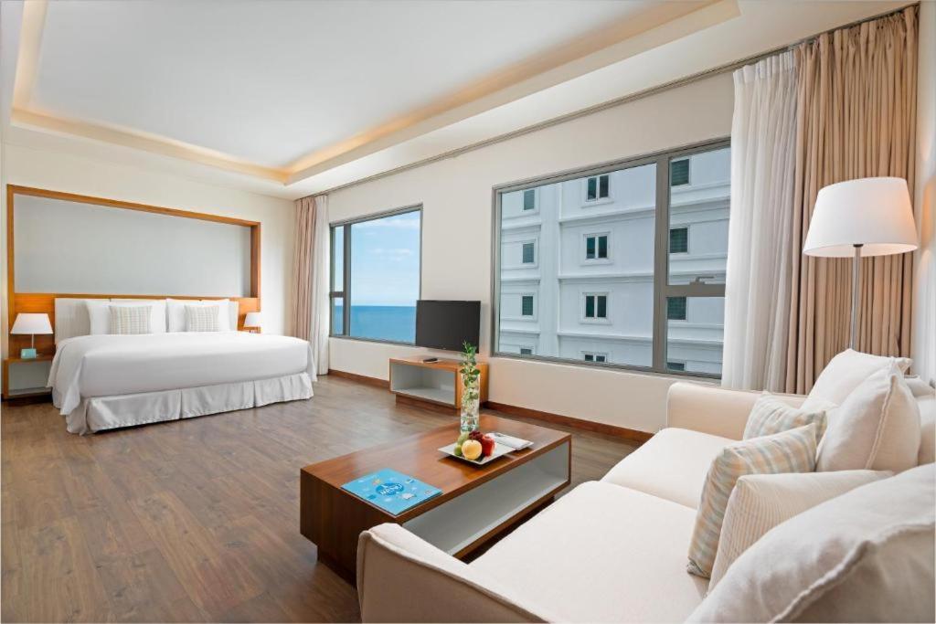 Stunning Apartments Across My Khe Beach ! Rooftop Pool & Gym Danang Exterior photo